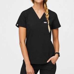 Figs scrubs black set! Catarina top and kade cargo pants both in XS